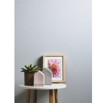 Nahaufnahme einer strukturierten Tapete mit Tisch, Dekoration und Bilderrahmen