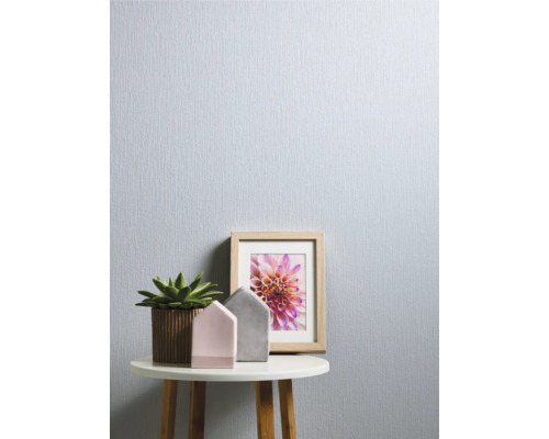 Nahaufnahme einer strukturierten Tapete mit Tisch, Dekoration und Bilderrahmen