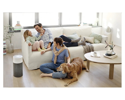 Wohnzimmer mit Familie, Hund und Luftreiniger