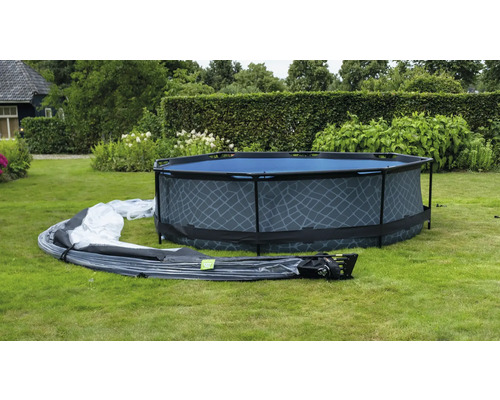 Aufbau eines Gartenpools im Freien mit Poolfolie auf dem Rasen