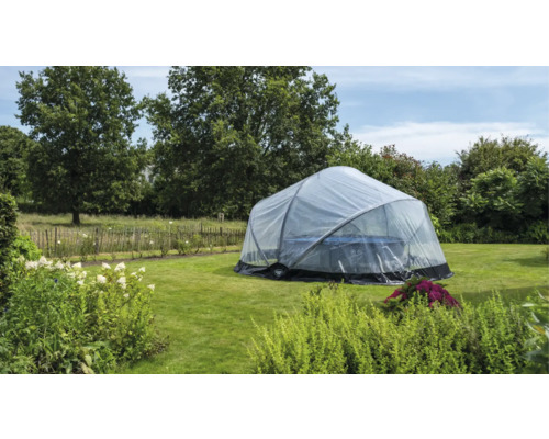 Outdoor Whirlpool mit durchsichtigem Kuppelzelt im Garten