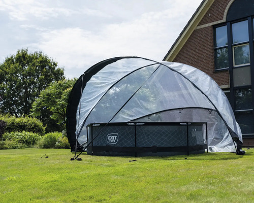 Schwimmbadabdeckung mit transparentem Überdachungsbogen auf einer Rasenfläche