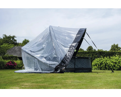 Swimmingpool mit transparenter Abdeckung im Garten