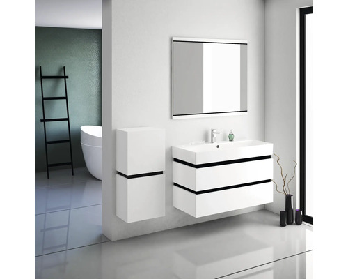 Modernes Badezimmer mit weißem Waschtisch, Spiegelschrank und Handtuchleiter