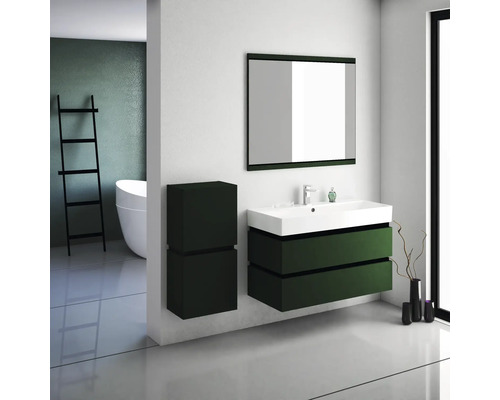 Badezimmer mit Waschbecken, Spiegel, Unterschrank und Regal