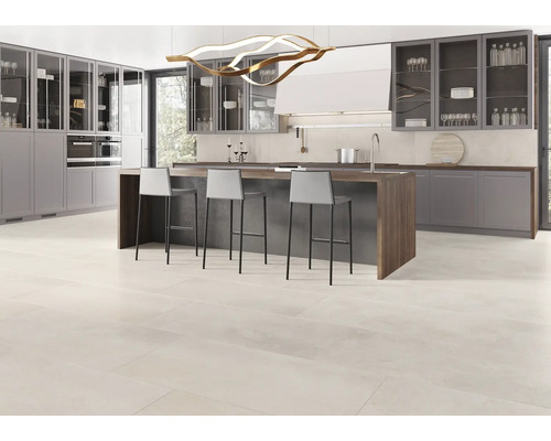 Moderne Küche mit Kochinsel, Barhockern und Einbauschränken für ein helles und geräumiges Ambiente.