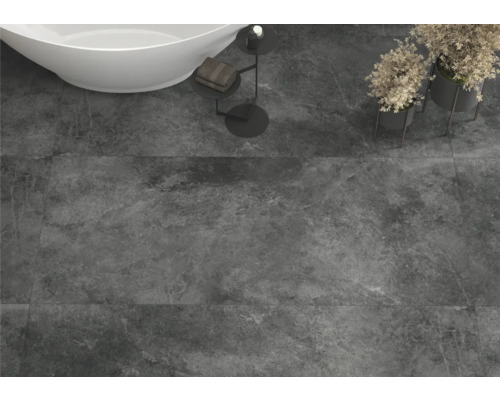 Badezimmer mit Badewanne und Bodenfliesen in Steinoptik