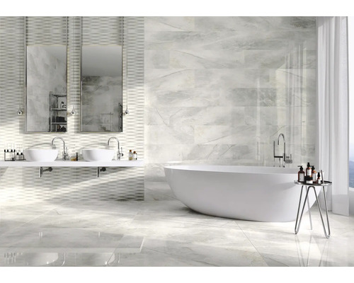 Helles Badezimmer mit Badewanne, Waschbecken und Spiegeln