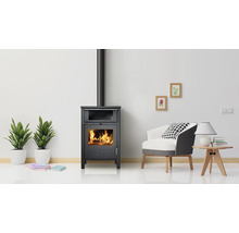 Wohnzimmer mit Kaminofen, Sessel und Beistelltisch