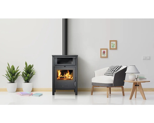 Wohnzimmer mit Kaminofen, Sessel und Beistelltisch