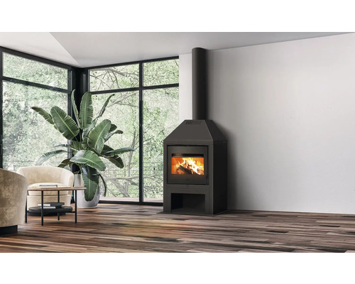 Freistehender Kaminofen mit brennendem Holz in einem hellen Wohnzimmer