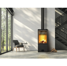 Wohnzimmer mit Kaminofen, Sessel und Treppe