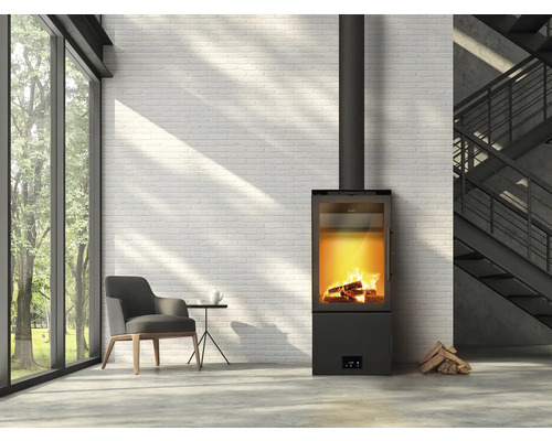 Wohnzimmer mit Kaminofen, Sessel und Treppe