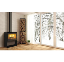 Wohnzimmer mit Kaminofen, Holzregal und Blick auf verschneite Bäume
