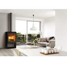 Wohnzimmer mit Kaminofen, Sofa und Esstisch auf Balkon