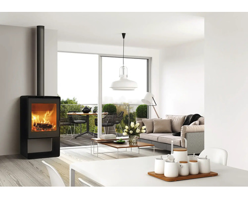 Wohnzimmer mit Kaminofen, Sofa und Esstisch auf Balkon