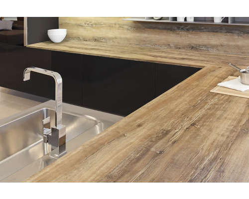 Küchenszene mit Spüle, Armatur und Arbeitsplatte in Holzoptik.