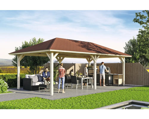 Freistehender Pavillon mit Holzrahmen und Dach, umgeben von Gartenmöbeln und Personen.
