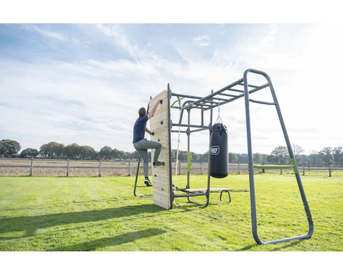 Klettergerüst mit Kletterwand, Sprossenwand und Boxsack im Garten