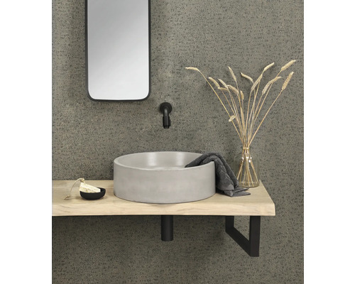 Badezimmerwaschtisch mit rundem Aufsatzwaschbecken, Spiegel und Dekoration auf einer Holzplatte