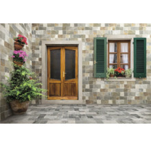 Fassade und Boden mit Fliesen in Steinoptik, Holztür und Fenster mit Fensterläden