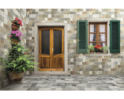 Fassade und Boden mit Fliesen in Steinoptik, Holztür und Fenster mit Fensterläden