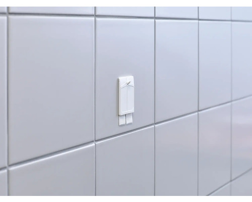 Fliesenwand mit angebrachtem Klebehaken