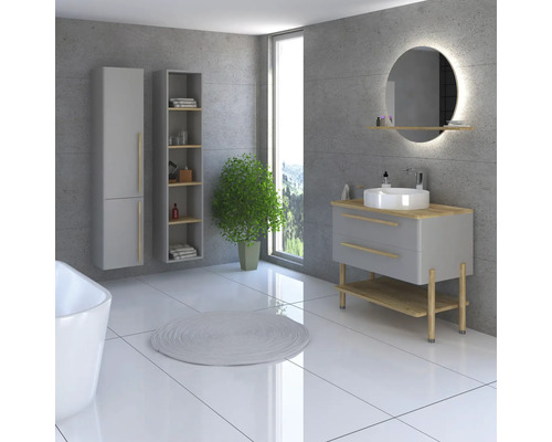 Modernes Badezimmer mit Waschtisch, Spiegel, Schränken und Pflanze