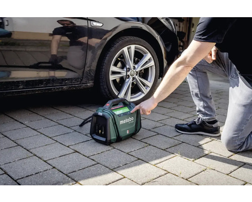 Metabo Logo. Metabo Akku Kompressor zum Aufpumpen eines Autoreifens.