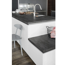 Kücheninsel mit dunkler Arbeitsplatte, Spüle und Armatur in einer modernen Küche.