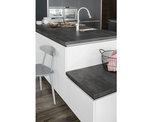 Kücheninsel mit dunkler Arbeitsplatte, Spüle und Armatur in einer modernen Küche.