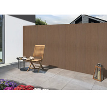 Gartenszene mit Holzzaun, Holzstuhl und Tisch