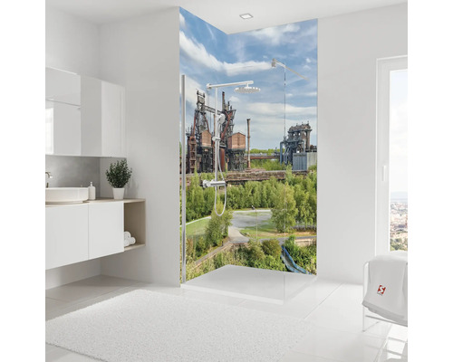 Modernes Badezimmer mit begehbarer Dusche und Industriekulisse