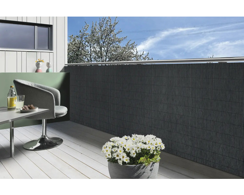 Balkon mit Sichtschutz, Stuhl, Tisch und Pflanztopf mit Margeriten