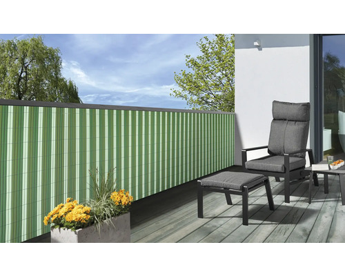 Balkon mit Sichtschutz, Stuhl und Tisch auf Holzterrasse