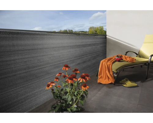 Balkon mit Sichtschutz, Liegestuhl und Blumen