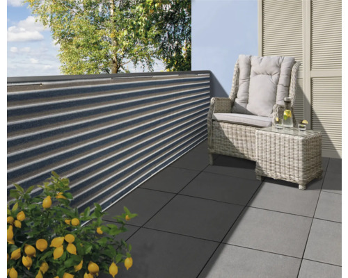 Balkon mit Sichtschutz, Rattanmöbeln und Zitronenbaum