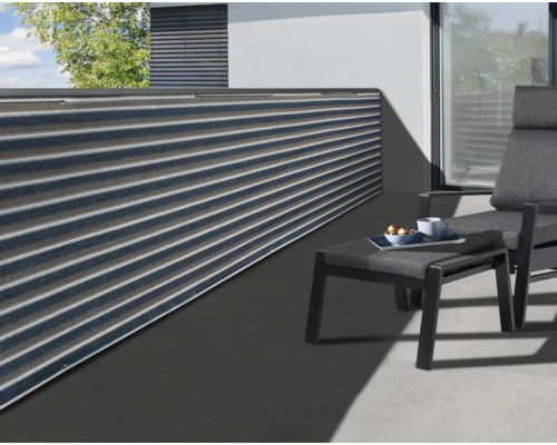 Balkonszene mit Sichtschutz, Liegestuhl und Beistelltisch