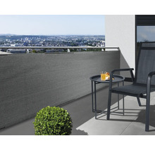 Balkonszene mit Sichtschutz, Tisch und Stuhl mit Blick auf die Stadt