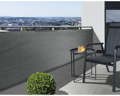 Balkonszene mit Sichtschutz, Tisch und Stuhl mit Blick auf die Stadt