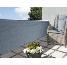 Balkon mit Sichtschutzwand, Korbsessel und Blumentöpfen für Privatsphäre und Dekoration