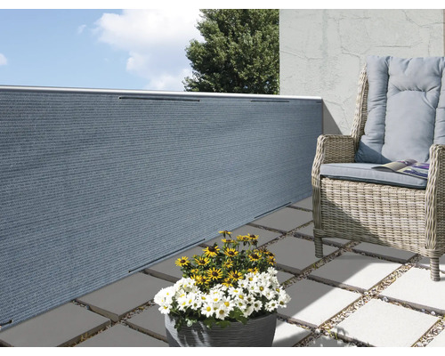 Balkon mit Sichtschutzwand, Korbsessel und Blumentöpfen für Privatsphäre und Dekoration