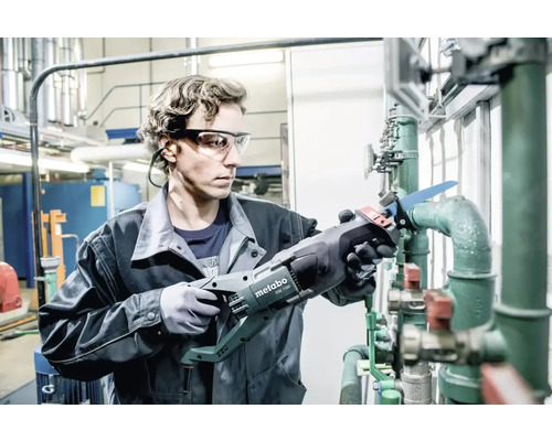 Handwerker beim Rohrsägen mit einer Metabo Säbelsäge in einer Werkstatt