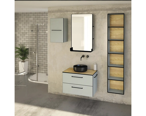 Badezimmer mit Waschtisch, Spiegel, Hängeschrank und Regal