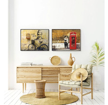 Wohnzimmer mit zwei gerahmten Wandbildern, Kommode aus Holz und Sessel