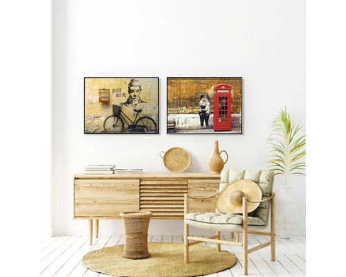 Wohnzimmer mit zwei gerahmten Bildern, einem Sideboard aus Holz und einem Stuhl