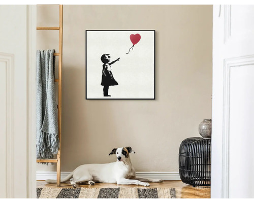 Dekorativer Kunstdruck mit dem Motiv eines Mädchens und einem roten Herzballon im Wohnzimmer