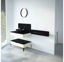 Modernes Badezimmer mit Waschtisch, Spiegel und Handtuchhalter