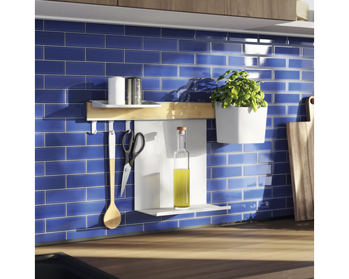 Küchenrückwand mit Küchenutensilien an einer Hängeleiste