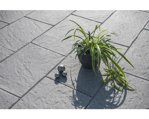 Terrasse mit Pflanze in Topf und dekorativen Kugeln